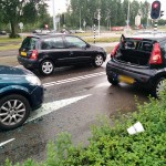 Kop-staart aanrijding met 3 auto's op de Dierensteinweg in Barendrecht