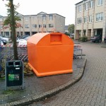 Drie oranje containers terug voor plastic afval inzameling (Foto: Container op het Muziekplein)