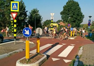 Opnieuw aanrijding fietser en auto op Middeldijk, volgende week hogere drempels