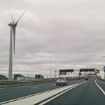 Windmolen langs de A16 bij de voet van de Van Brienenoordbrug in Rotterdam