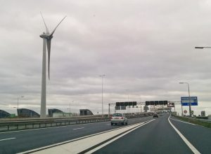 Windmolen langs de A16 bij de voet van de Van Brienenoordbrug in Rotterdam