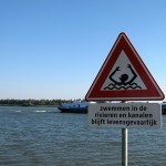 Waarschuwingsbord gevaren zwemmen Oude Maas geplaatst