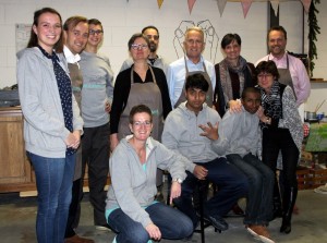 College van B&W verricht vrijwilligerswerk bij de Zorgnijverij in Barendrecht