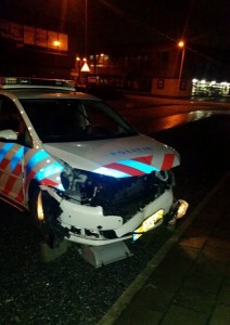 Politieauto beschadigd bij vluchtpoging inbrekers Pesetastraat in Barendrecht
