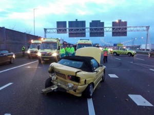 Persoon bekneld in voertuig bij ongeval op de A15 bij Barendrecht