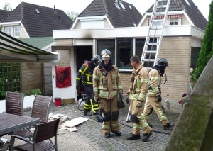 Tuinhuisje in brand aan de Mandolinehof in Barendrecht