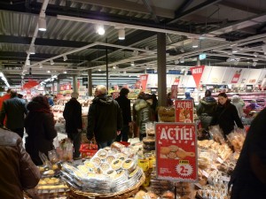 Sinterklaas opent vernieuwde supermarkt Dirk aan het Muziekplein in Barendrecht