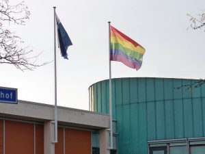Verzoek om Regenboogvlag te hijsen op gemeentehuis tijdens Coming-Out Day