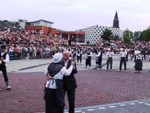 Video uit 2005: Afscheidstaptoe voor burgemeester Th. van de Wouw
