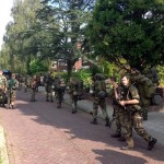 Militairen van Ghentkazerne wandelen door Barendrecht