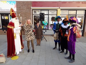 Sinterklaas opent nieuwe schoolplein van OBS De Draaimolen (Stellingmolen, Barendrecht)
